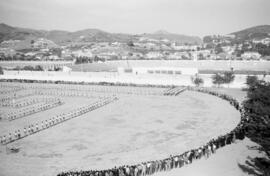 Alumnos haciendo deporte en la Escuela de Formación Profesional Francisco Franco. Abril de 1959. Málaga, España