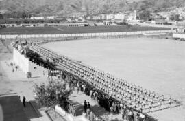 Alumnos haciendo deporte en la Escuela de Formación Profesional Francisco Franco. Abril de 1959. Málaga, España