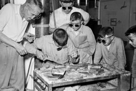 Alumnos en la Escuela de Formación Profesional Francisco Franco. Agosto de 1953. Málaga, España.