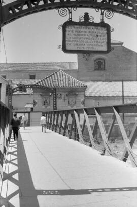 Puente de Los Alemanes. Barrio del Perchel. Iglesia de Santo Domingo. gosto de 1961. Málaga, España.