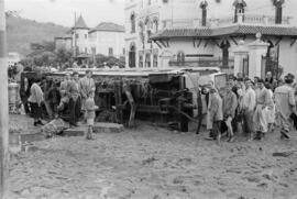Tranvía volcado ante el sanatorio 18 de julio y calles embarradas por las inundaciones del 29 de octubre de 1955.  Málaga. España.