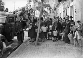 Recogida de alimentos para los combatientes del bando sublevado contra la República Española. Hac...