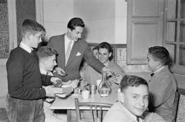 Entrega de regalos de la empresa Nestlé a los niños del colegio de El Palo. Enero de 1954. Málaga. España.