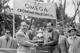 Ganador recibiendo un trofeo del  V Gran Premio Motociclista de Invierno de Málaga. Febrero de 1954. Málaga (España).