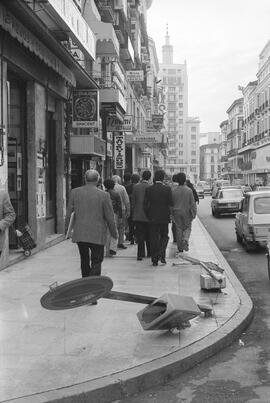 Manifestación por la autonomía de Andalucía. 1977-12-04. Málaga, España. 2.9. Destrozos en el mob...