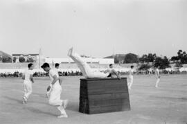 Alumnos haciendo deporte en la Escuela de Formación Profesional Francisco Franco. Abril de 1959. ...