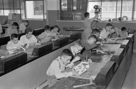 Alumnos en la Escuela de Formación Profesional Francisco Franco. Agosto de 1953. Málaga, España.