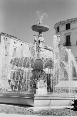 Plaza de la Constitución. Fuente de las Gitanillas. Julio de 1960. Málaga, España.