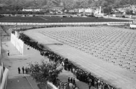 Alumnos haciendo deporte en la Escuela de Formación Profesional Francisco Franco. Abril de 1959. Málaga, España