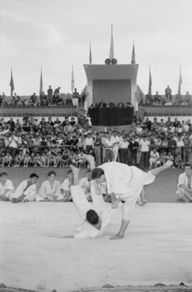 Alumnos haciendo deporte en la Escuela de Formación Profesional Francisco Franco. Mayo de 1963. M...