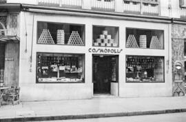 Ultramarinos Cosmópolis, en calle Larios. Noviembre de 1955. Málaga, España.