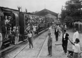 Salida de milicianos hacia el frente de guerra. Estación de Ferrocarriles.  Hacia 1936. Málaga, E...