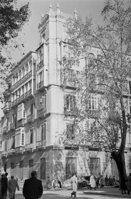 Puerta del Mar. Fachada del Banco Español de Crédito. Enero de 1954. España. Fondo Bienvenido-Arenas