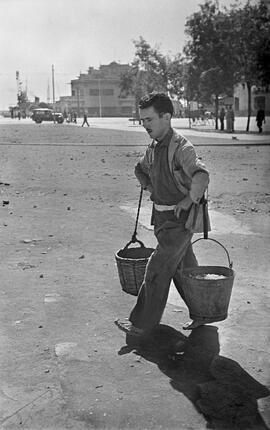 Cenachero. Plaza de la Marina. Hacia 1949. Málaga, España.