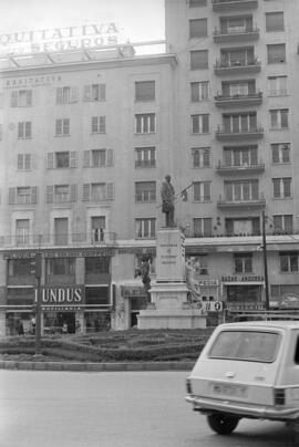 Manifestación por la autonomía de Andalucía. 1977-12-04. Málaga, España. 3.1. El marqués de Larios con la bandera andaluza.