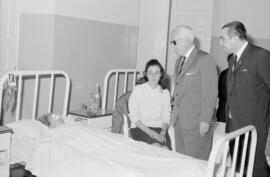 Visita del ministro de la Gobernación, Camilo Alonso Vega, al Hospital Civil. Marzo de 1967. Mála...