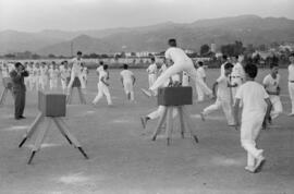 Alumnos haciendo deporte en la Escuela de Formación Profesional Francisco Franco. Mayo de 1963. M...