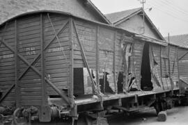 Dos vagones del ferrocarril destrozados en la RENFE. Enero de 1954. Málaga. España.