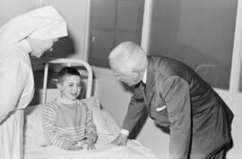 Visita del ministro de la Gobernación, Camilo Alonso Vega, al Hospital Civil. Marzo de 1967. Mála...