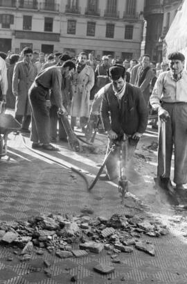 Obras de remodelación de la plaza de la Constitución. Enero de 1960. Málaga, España.