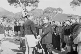 El secretario general del Frente de Juventudes en el campamento Vigil de Quiñones, Marbella. Febrero de 1954. Málaga. España