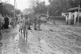 Paseo de Sancha embarrada por las inundaciones del 29 de octubre de 1955.  Málaga. España.