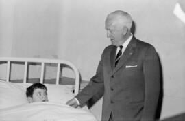 Visita del ministro de la Gobernación, Camilo Alonso Vega, al Hospital Civil. Marzo de 1967. Mála...