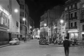 Plaza de Uncibay, con el Málaga Cinema y el cine Goya. Vistas nocturnas de Málaga. Marzo de 1959. España.