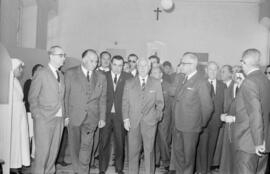 Visita del ministro de la Gobernación, Camilo Alonso Vega, al Hospital Civil. Marzo de 1967. Mála...