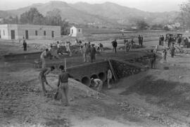 Arroyo de Los Ángeles. Construcción de un puente a la altura de Paseo de Martiricos. Hacia 1949. Málaga, España.