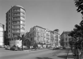 Cortina del Muelle. Edificio de viviendas del número 13. Al fondo, la Aduana. Febrero de 1966. Málaga, España.