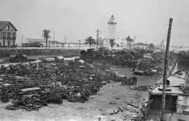 Junta de desguaces. Barcos en el Puerto de Málaga. Febrero de 1954. Málaga. España.