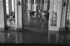 Labores de achique de agua y limpieza en el Sanatorio 18 de julio, tras las inundaciones del 29 de octubre de 1955. Málaga, España.
