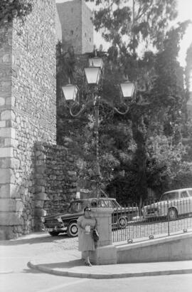 Alcazaba de Málaga. Confluencia de las calles Paseo de Don Juan Temboury y Travesía del Pintor Nogales. Septiembre de 1963. Málaga, España.