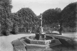 Parque. Franja exterior. Glorieta y fuente de la Ninfa del Cántaro o de la Muñeca. Málaga (España)