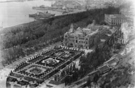 Parque. Jardines de Pedro Luis Alonso. Ayuntamiento. Banco de España. Correos y Telégrafos. Palacio de la Aduana. Coracha. Puerto. Málaga (España)