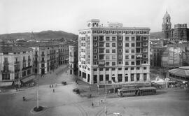 Calle Larios. Avda. del Generalísimo Franco. Plaza de Queipo de LLano. Iglesia de San Juan  y Catedral. Años 50, siglo XX. Málaga, España.