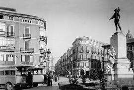 Glorieta del trabajador. Alameda de Pablo Iglesias. Calle 14 de Abril. Acera de la Marina. Años t...