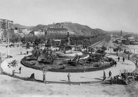 El parque, el puerto y la ciudad. La fuente de Las Tres Gracias y el monte de Gibralfaro. Hacia 1...