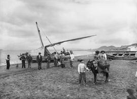 El Palo. Playas. Retrato de grupo con Miguel García Román, carpintero de ribera. Hacia 1910. Mála...