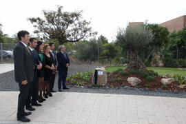Ernesto Pimentel y José Ángel Narváez con la familia del homenajeado. Homenaje en recuerdo del profesor José María Troya. Escuela Técnica Superior de Ingeniería Informática. Octubre de 2016