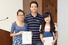 José Carlos Godoy con alumnas en su graduación. Centro Internacional de Español. Agosto de 2014