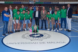 Foto de grupo. Entrega de la Copa del Rey de fútbol sala de BeSoccer UMA Antequera a la Universidad. Complejo Polideportivo Universitario. Mayo de 2022