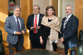 Foto de grupo previa a la firma del convenio de la Universidad de Málaga con el gobierno de Paraguay. Edificio del Rectorado. Diciembre de 2017