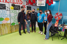 Diego Vera y José Francisco Murillo con alumnas en el stand de la Facultad de Derecho. Jornada de Puertas Abiertas de la Universidad de Málaga. Complejo Polideportivo Universitario. Marzo de 2022