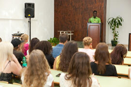 Intervención del alumno Koffi Eric Konan. Graduación de los alumnos del CIE de la Universidad de Málaga. Centro Internacional de Español. Septiembre de 2014