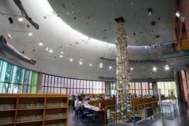 Biblioteca General con la instalación "Biblioteca de Babel XIII", de José Ignacio Díaz de Rábago. Campus de Teatinos. Enero de 2018