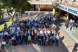 Foto de grupo. Homenaje a los sanitarios en la Facultad de Medicina de la Universidad de Málaga. Campus de Teatinos. Octubre de 2021