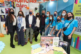 Foto de grupo en el stand de la Facultad de Económicas. Jornada de Puertas Abiertas de la Universidad de Málaga. Complejo Polideportivo Universitario. Marzo de 2022