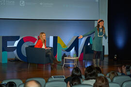 Cristina Mena "Dialogando" con Raquel Haro sobre "cómo convertir tus dramas en una bonita historia". Facultad de Psicología y Logopedia de la Universidad de Málaga. Febrero de 2022